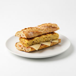 Bocadillo De Tortilla Española Con Tomate Y Queso Semi