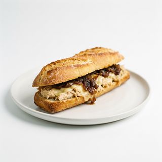 Bocadillo De Pasta De Pollo Con Queso Y Cebolla Caramelizada