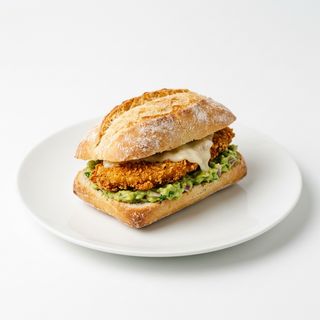 Pulga De Pollo Empanado Con Queso Y Guacamole