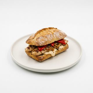 Pulga De Pollo A La Plancha Con Cebolla, Pimiento y salsa remolade