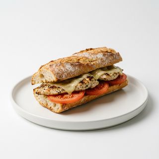 Bocadillo De Pollo A La Plancha Con Tomate Y Queso