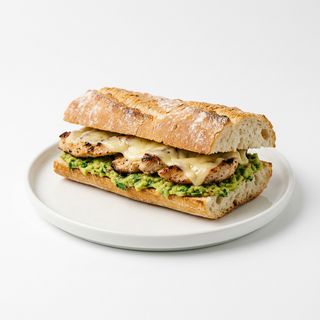 Bocadillo De Pollo A La Plancha Con Queso Y Guacamole