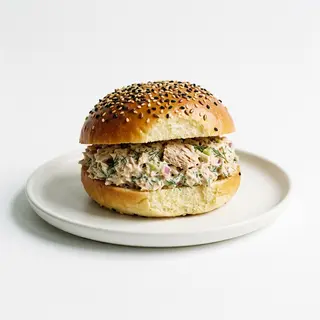 Bonito de mayonesa en bollo de semillas
