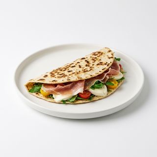 Crudo, lattuga, bufala e pomodorini