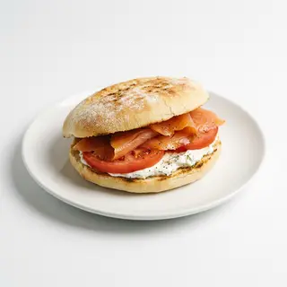 Mollete De Salmón, Tomate Y Queso