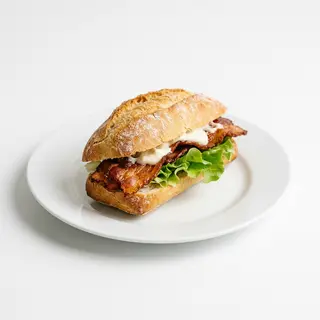 Pulguita De Bacon Con Ensalada Y Alioli