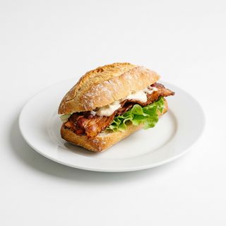 Pulguita De Bacon Con Ensalada Y Alioli