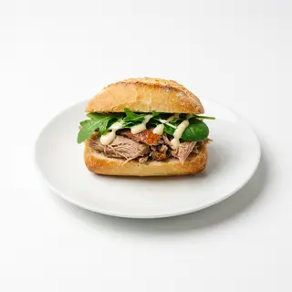 Pulguita De Cochinillo Con Ensalada Y Alioli