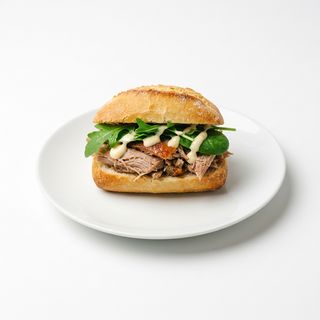 Pulguita De Cochinillo Con Ensalada Y Alioli