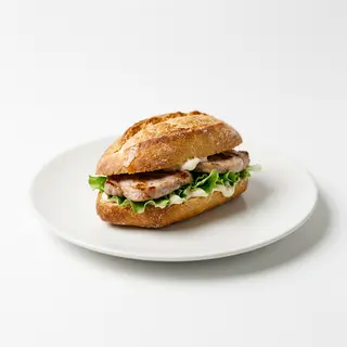 Pulguita De Lomo Con Ensalada Y Alioli
