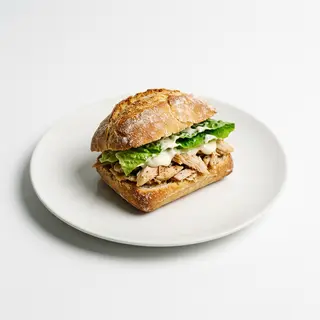 Pulguita De Pollo Con Ensalada Y Alioli