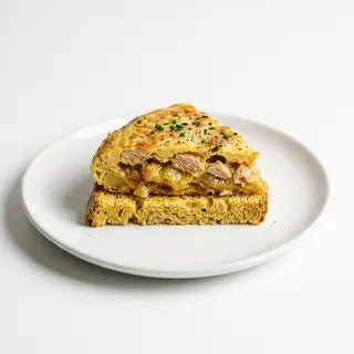 Tortilla de bonito en pan de maíz