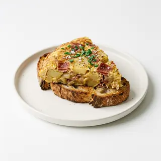 Tortilla de jamón de bodega en pan de masa madre