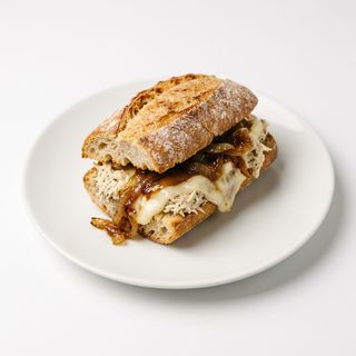 Pulga De Pasta De Pollo Con Queso Y Cebolla Caramelizada