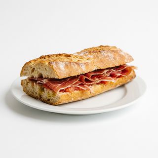 Bocadillo De Jamón Serrano Con Tomate