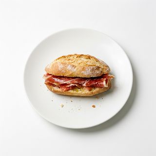 Mini de jamón con tomate