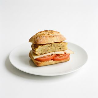 Pulga De Tortilla española con Tomate Y Queso Semi