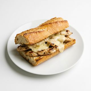 Bocadillo De Pollo Y Queso