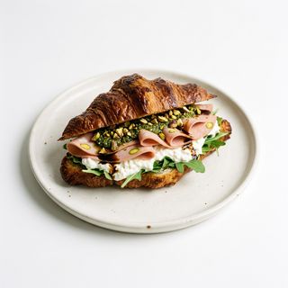 Croissant Aplastado Con Mortadela Y Pistacho