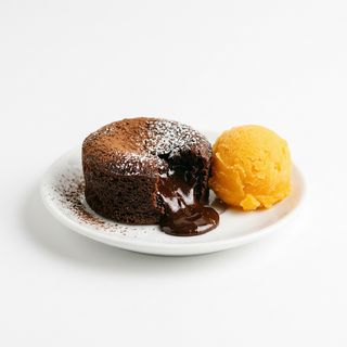 Volcán De Chocolate Caliente Con Sorbete De Naranja
