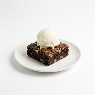 Brownie De Chocolate Y Nueces Coronado Con Helado De Vainilla