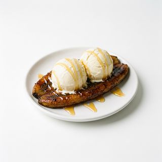 Plátano Horneado Con Helado De Vainilla (2 Bolas Y Decorado Con Miel)