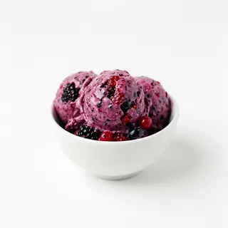 Helado de frutas del bosque