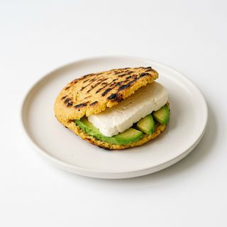 Arepa De Queso De Mano Y Aguacate
