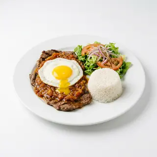 Bistec A La Caballo Con Arroz, Ensalada Y Salsa Colombiana