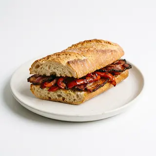 Bocadillo De Bacon Con Pimientos Rojos