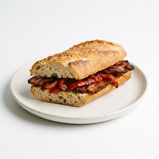Bocadillo De Bacon Con Pimientos Rojos
