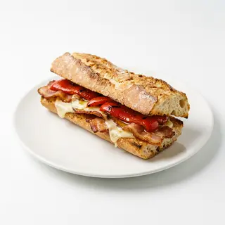 Bocadillo De Bacon Con Queso Y Pimiento Rojo