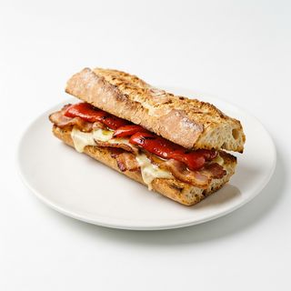 Bocadillo De Bacon Con Queso Y Pimiento Rojo