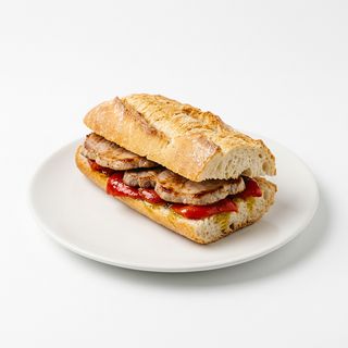 Bocadillo De Lomo Con Pimientos Rojos