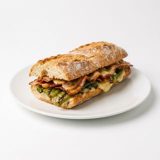 Bocata de Bacon, Queso y Pimientos Verdes