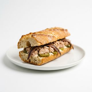 Bocata de Bonito con Mayonesa, Pepinillos y Anchoas