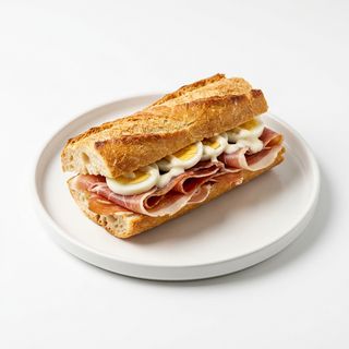 Bocata de Jamón Serrano, Huevo Duro y Ali-Oli