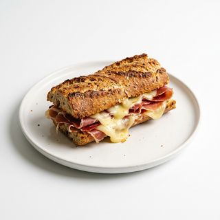 Bocata de Jamón Serrano y Queso Fundido