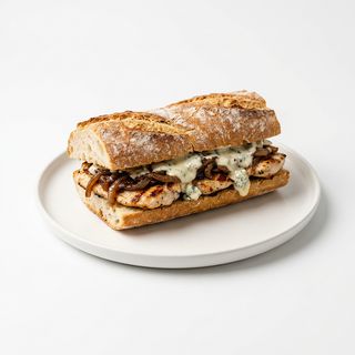 Bocata de Pechuga de Pollo, Cebolla Caramelizada y Salsa Roquefort