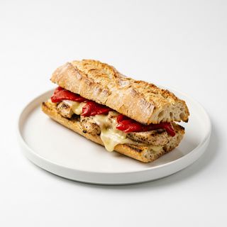 Bocata de Pechuga de Pollo, Queso y Piquillos