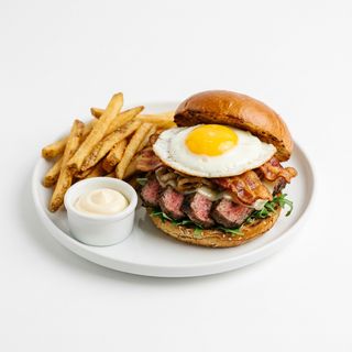 Completo De Filete Con Bacon Y Huevo