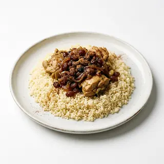 Cous cous fessi con pollo e marmellata di cipolla, uvetta e cannella