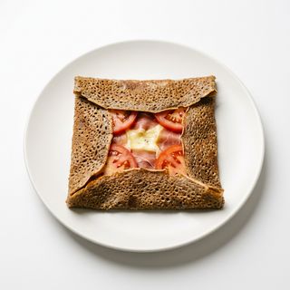 Crep con queso brie francés, jamón serrano y tomate (bretone)