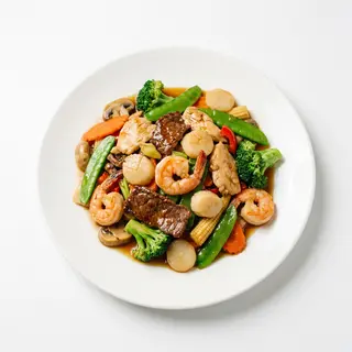 Familia feliz, mariscos y carnes salteadas