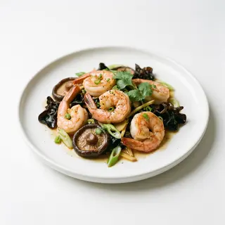 Gambas con hongos chinos