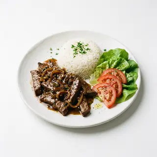 Hígado En Salsa Con Arroz Y Ensalada