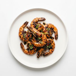 Langostinos con Salsa de Alubias Negras a la Plancha
