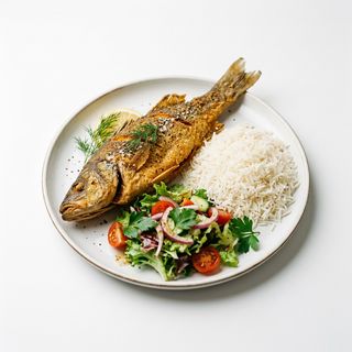 Pescado frito, ensalada y arroz