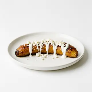 Plátano Maduro Con Queso Y Salsa Agria