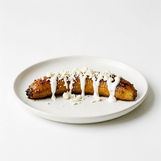 Plátano Maduro Con Queso Y Salsa Agria